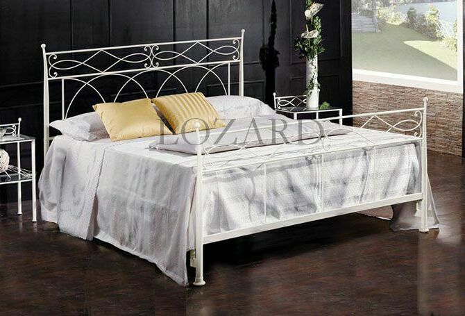 белая двуспальная кровать с коваными спинками
