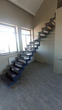 лестница на металлическом каркасе