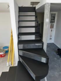 лестница на металлическом каркасе