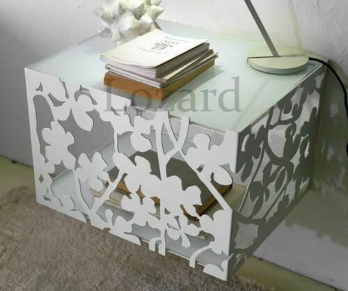 Прикроватная резная консоль