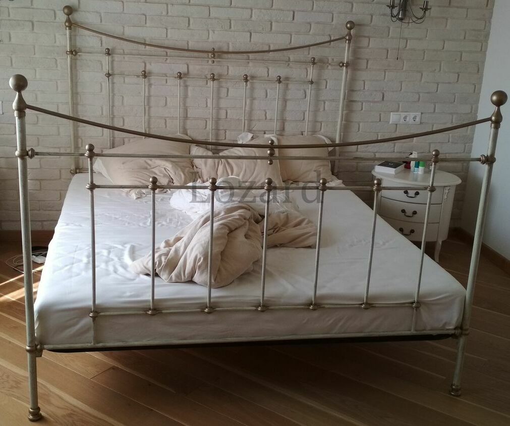 классическая кованая металлическая кровать