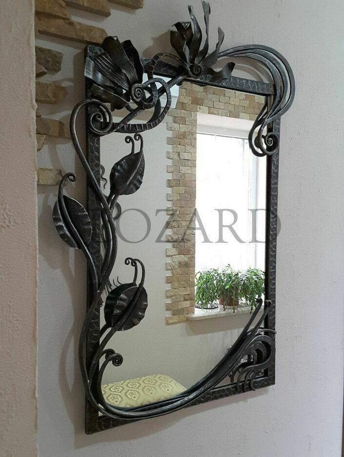 прямоугольное зеркало в металлической раме