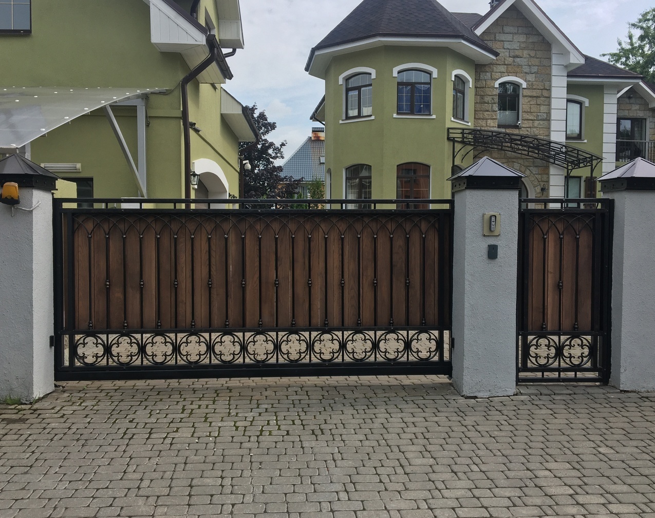 кованые ворота с дпк