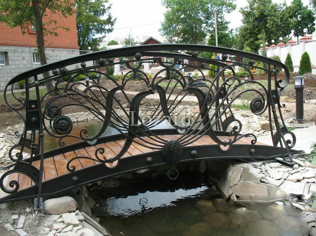 Садовый кованый мостик