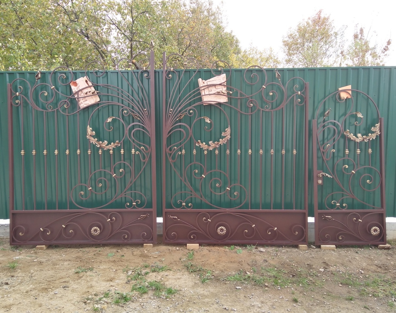 кованые ворота частного дома