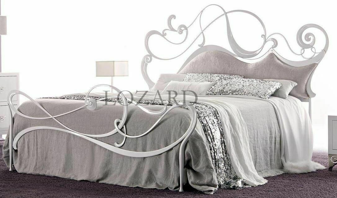 белая двуспальная кровать с коваными спинками