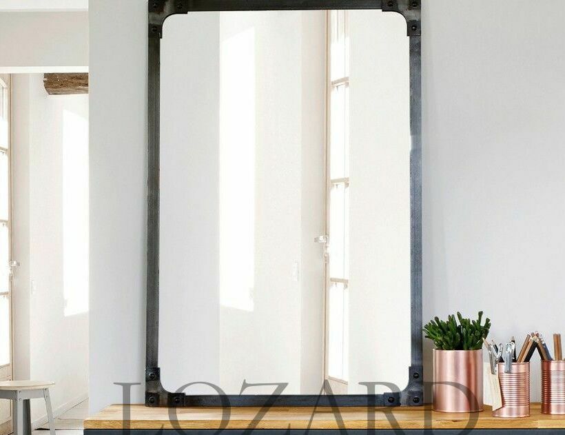 прямоугольное зеркало в металлической раме