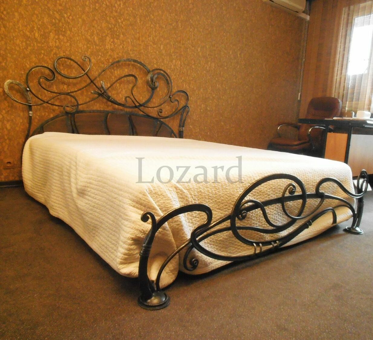кованая кровать с деревянными вставками ручная работа
