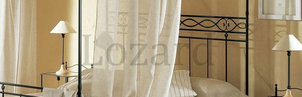 кровать с коваными спинками и балдахином