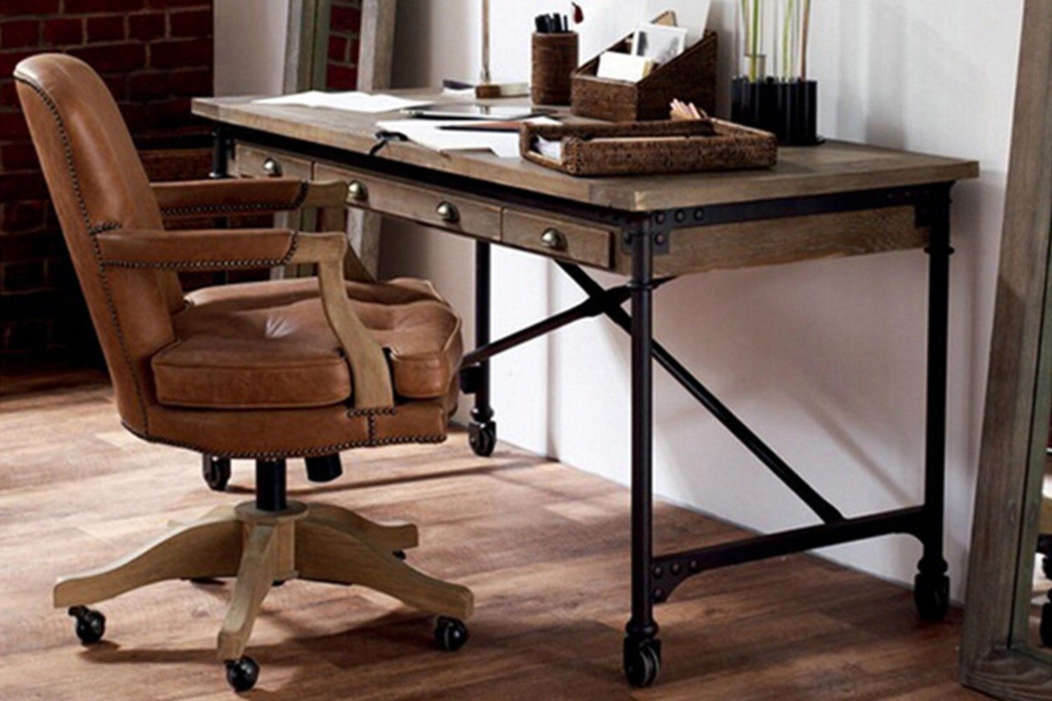 металлические рабочие и письменные столы